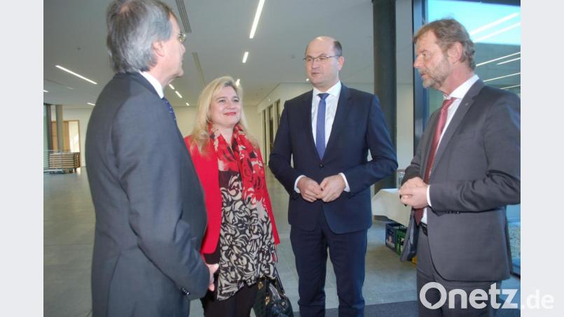 „Ein guter Tag für die Oberpfalz“: Die Minister Melanie Huml und Albert Füracker (Zweiter von rechts) im Gespräch mit OTH-Präsident Wolfgang Baier (rechts) und Regierungspräsident Axel Bartelt. Bild: gib