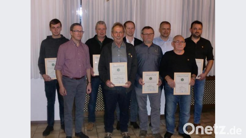 Für besondere Verdienste um den Angelsport werden mit Ehrennadeln in Bronze, Silber und Gold und entsprechenden Urkunden acht Angler ausgezeichnet. Bild: sh