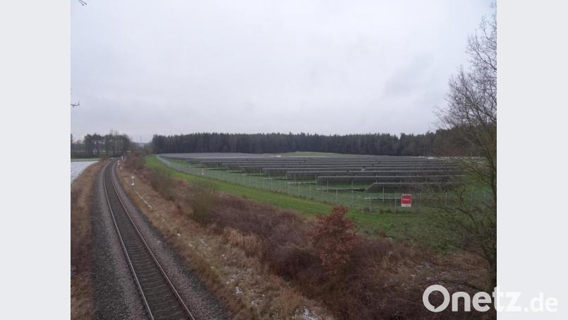 Zwischen der bestehenden Freiflächenvoltaikanlage bei Unterbruck und dem Wald befindet sich die Erweiterungsfläche für den Solarpark. Bild: ak