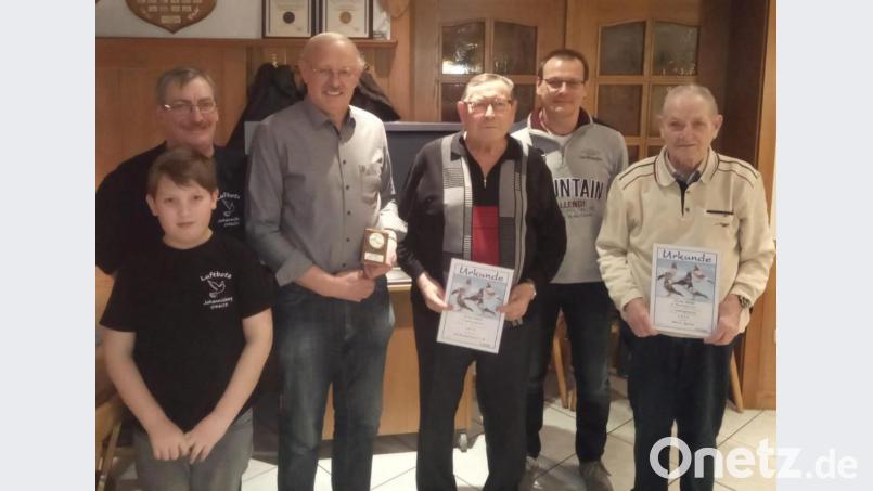 Die geehrten Brieftauberer (von links): Franz und Luis Scharl, Gerhard Schulze, Franz Demleitner, Berhold Demleitner und Horst Ignatz. Bild: gri