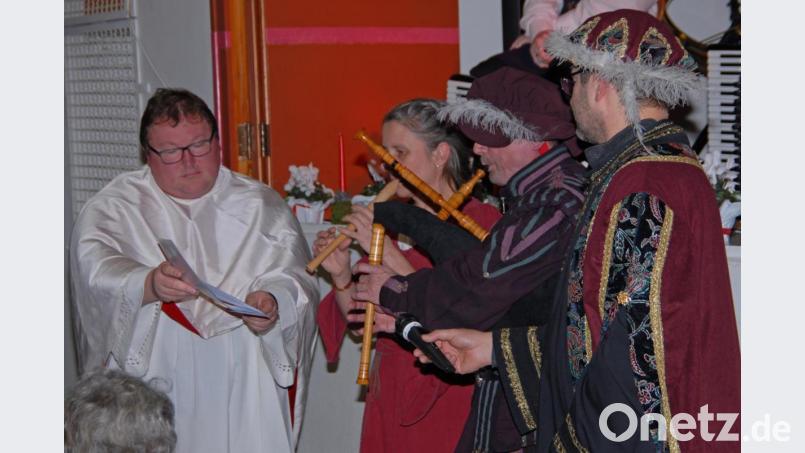 Mit einer auf einem Dudelsack gespielten Melodie aus der Gründerzeit der Stadt Neustadt am Kulm überraschte Pfarrer Hartmut Klausfelder die Anwesenden(Zweiter von rechts). Musikalisch begleitet wurde er dabei von seiner Gattin Monika (Zweite von links) mit einer Flöte. Pfarrer Sven Grillmeier (links) und Bürgermeister Wolfgang Haberberger (rechts) assistierten dabei dem Duo. Bild: ow