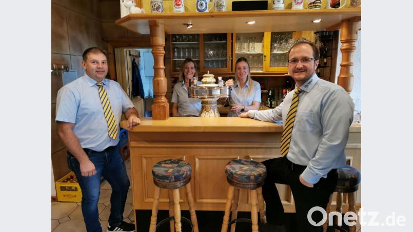 Der TSV-Vorsitzende Thomas Meckl und Carina Kaiser, Fördervereinsvorsitzende Stefanie Kaiser-Lehner und Martin Nickl (von rechts) stehen nicht das erste Mal vor und hinter der Theke. Bild: gz