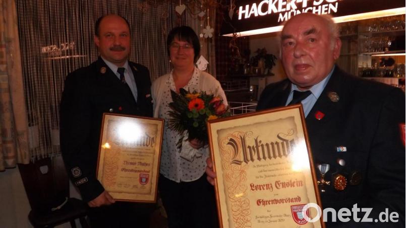Eine besondere Ehrung erfahren (von links) Thomas Mathes, der zum Ehrenkommandant ernannt wird, im Bild mit Ehefrau Monika, sowie Lorenz Enslein, der jetzt Ehrenvorsitzender ist. Bild: trj