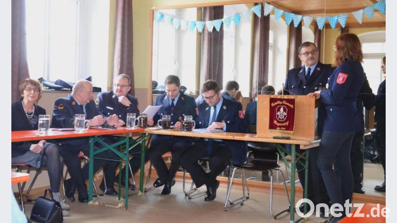Vorsitzender Hermann Gilch informiert mit Kassier Ben Schmalnauer und zweitem Kommandanten Tobias Stahl (von rechts) bei der Jahresversammlung der Feuerwehr Hagendorf. Bild: fjo