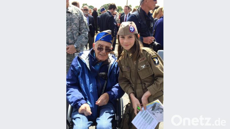 John Trzaskos mit einer jungen Französin bei der Zeremonie zur Erinnerung an den D-Day in Frankreich. Bild: Christine Traskos