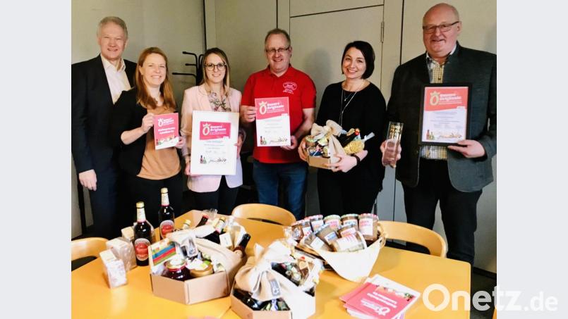 Landrat Karl Döhler gratulierte den Vertretern der ausgezeichneten Betriebe und präsentierte dabei auch die Geschenkkörbe, die der Landkreis künftig Jubilaren und Gästen übergeben. Im Bild von links Landrat Karl Döhler, Christine Lauterbach (Entwicklungsagentur Fichtelgebirge), Julia Schrader (PEMA), Klaus Reichel (Erlebnismetzgerei Reichel), Aleksandra Weigel (Büro des Landrats) und Andreas Purucker (Brauerei Hönicka). Bild: Landratsamt Wunsiedel/exb
