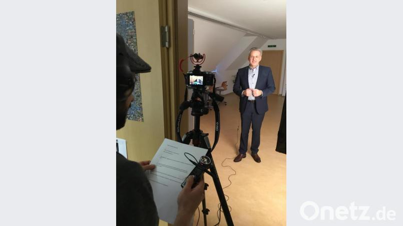 Roland Grillmeier (CSU) steht vor der Kamera und stellt sich den fünf Fragen des Kreisjugendrings. Bild: exb