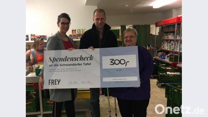 Den Erlös der Aktion bei Frey übergab Bettina Schmidt an die Vertreter der Schwandorfer Tafel. Bild: exb