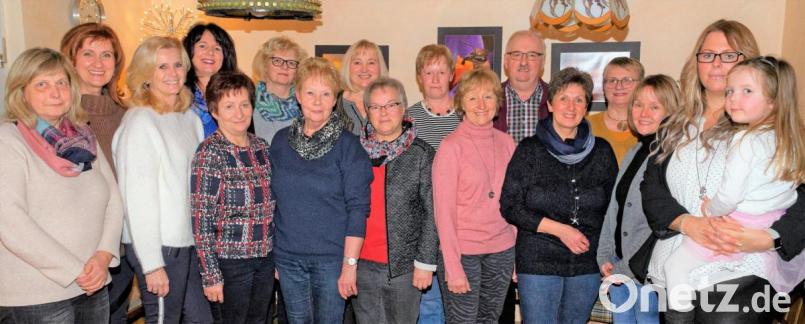 Der Katholische Frauenbund überreicht im Cafe Enslein Spenden. Bild: tu