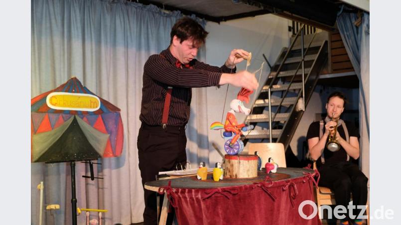 Das urkomische &quot;Zirkusarium&quot; mit den Puppenspielern Tomás Behal und Tomás Podrazil schafft mit handgefertigten Holzfiguren aus der Tierwelt Verständnis für jedes Lebewesen. Bild: do