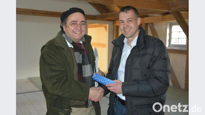 Schafferhof-Referent Andreas Malzer (rechts) dankte Architekten Gerhard Plaß, der am Donnerstagvormittag den 100. protokollierten Baustellentermin auf dem Schafferhof absolvierte. Bild: jr