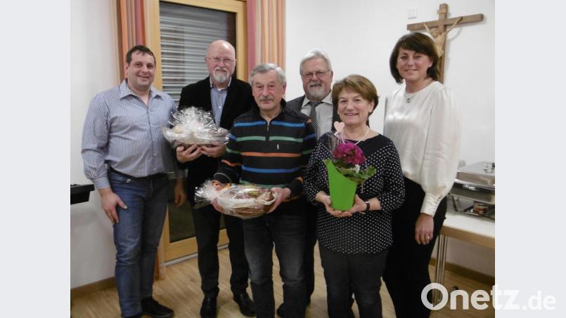 Pfarrer Arnold Pirner (Vierter von links), Kirchenpfleger Bernhard Irlbacher (links) und PGR-Sprecherin Duschner (rechts) verabschieden (von links) Alfred Rupprecht (langjähriger Lektor), Alois Beer (Winterdienst und Mähen des Pfarrheimgartens) und Anneliese Kick (Raumpflegerin in der Pfarrkirche). Als Dank für die geleistete Arbeit zum Wohl der Pfarrei erhalten sie ein Präsent. Bild: rgl