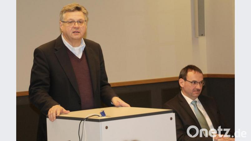 Vorsitzender Karlhermann Schötz (links) und Kassier Alexander Sailer berichten über Neuigkeiten beim Förderverein für die KZ-Gedenkstätte. Bild: fsb