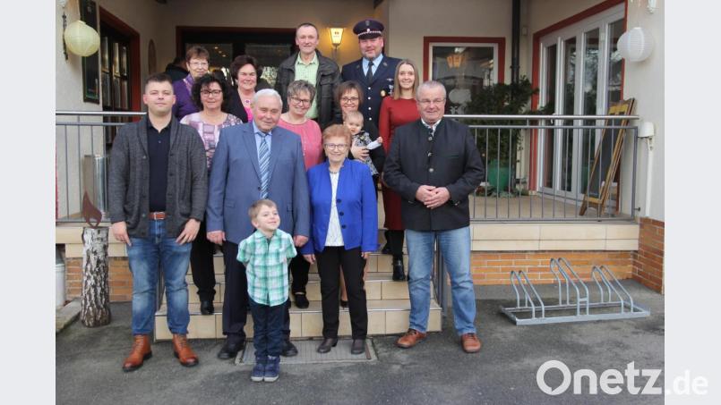 Neben Familie und Vereinsvertretern gratulierte Bürgermeister Josef Deichl (rechts) Josef Bauer (vorne, Zweiter von links) zum Geburtstag. Bild: ral