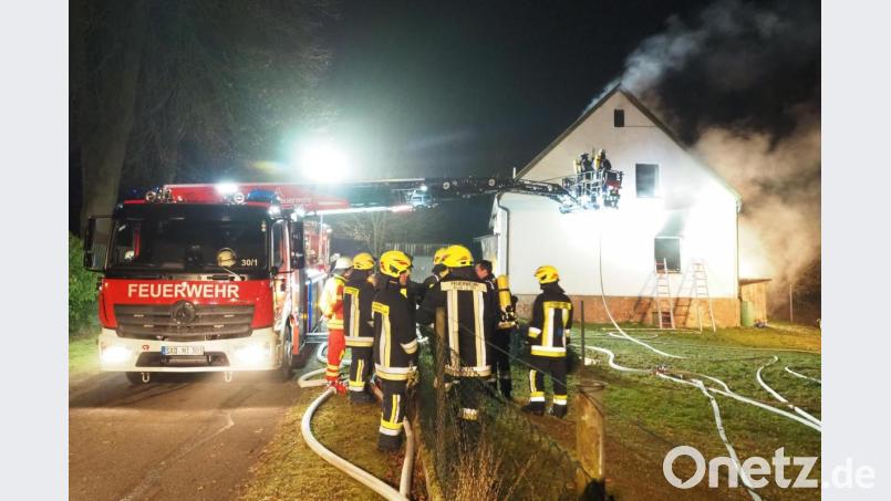 Völlig ausgebrannt ist am Donnerstagmorgen ein Wohnhaus in Neuenschwand. Die 76-jährige Bewohnerin hatte sich ins Freie gerettet. Bild: bl