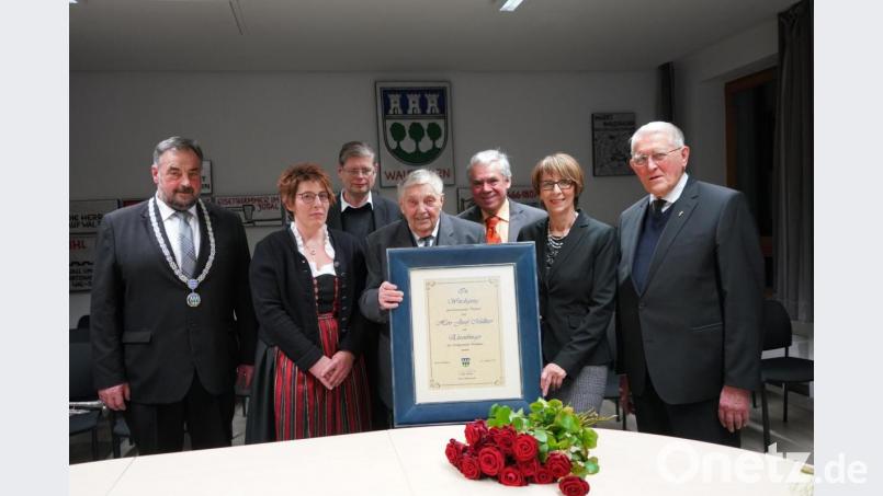 von links: Bürgermeister Josef Beimler, Birgit Bocka, Pfarrer Norbert Götz, Ehrenbürger Josef Müllner, Bernhard Unger, stellv. Landrätin Margit Kirzinger aus Waidhaus und der frühere Waldthurner Pfarrer und Ehrenbürger Andreas Renner Bild: fvo