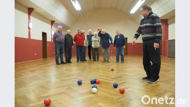 "Blau hat". Aber Team "Rot" darf bei dieser Boule-Partie auf Parkett noch eine Kugel werfen, die alles verändern kann. Karl Böhm (rechts) übernimmt die Rolle des Schiedsrichters. Bild: bl