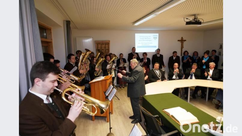 Josef Müllner dirigiert &quot;seine Trachtenkapelle&quot;, die zum Abschluss des Festaktes der Ehrenbürgerernennung den Waldthurner Jubiläumsmarsch spielt. Bild: fvo