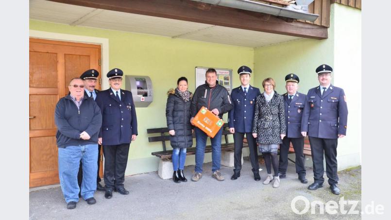 Kreisbrandmeister Matthias Schmidt und Kreibrandinspektor Martin Weig, bedanken sich mit Bürgermeisterin Margit Kirzinger und stellvertretendem Ortskommandanten Joachim Stahl beim Unternehmerehepaar Stefan und Margit Voit (von rechts) für die Finanzierung von Notfallkoffer und Defibrillator. Bild: fjo
