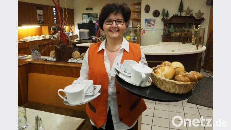 Ob mit frischen Semmeln, Erdbeertorte oder Empathie: Angela Prechtl hat in über zwölf Jahren im Café Central mit ihrem Team so manchem Gast das Wohnzimmer ersetzt. Jetzt überlässt sie dieses Feld einer Nachfolgerin. Bild: bl