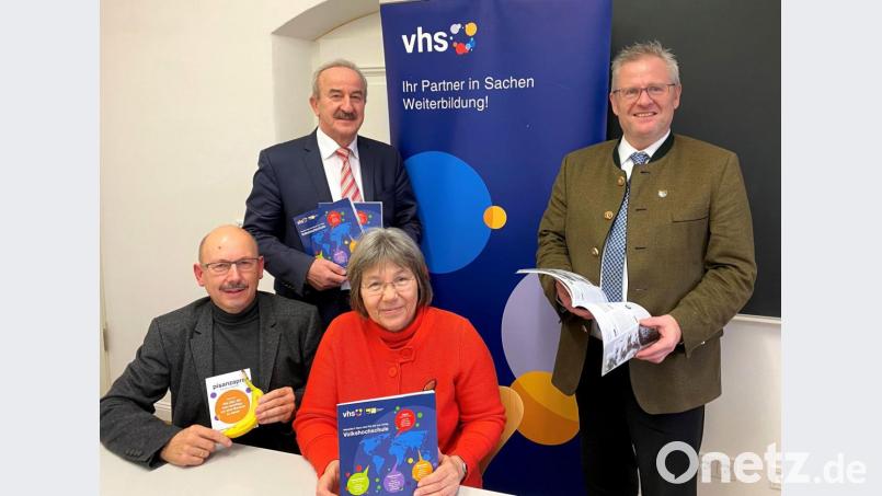 Die Geschäftsführer Barbara Genzken-Schindler und Erhard Sailer (sitzend), Oberbürgermeister Andreas Feller (rechts) und Vorsitzender Franz-Xaver Huber (links) stellten das neue Programm der Volkshochschule für Frühjahr und Sommer 2020 vor. Bild: Hirsch