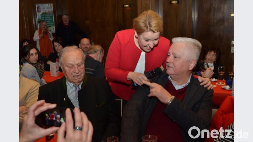Bundesfamilienministerin Franziska Giffey hinterlässt beim SPD-Jahresempfang in der Stadthalle einen bleibenden Eindruck und zeigt Volksnähe. Bild: dob