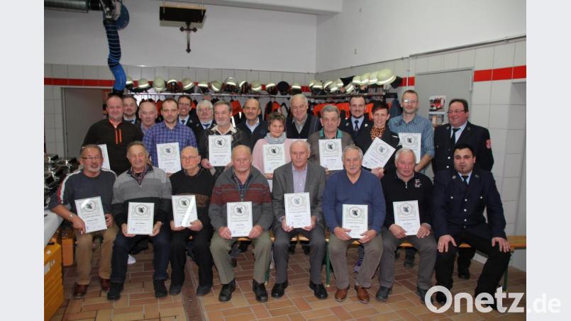 Seit 25, 40, 50, 60 und 70 Jahren stehen diese Mitglieder zur Feuerwehr Nunzenried. Für ihre Treue haben sie Dankurkunden erhalten. Bild: frd