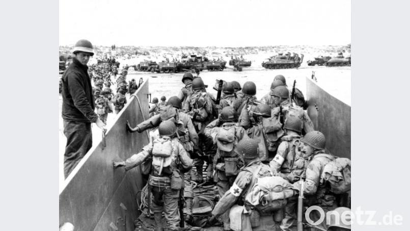 6. Juni 1944. Soldaten der alliierten Truppen verlassen ein Landungsboot am „Omaha-Beach“ in der Normandie. Unter ihnen: John J. Trzaskos Bild: dpa