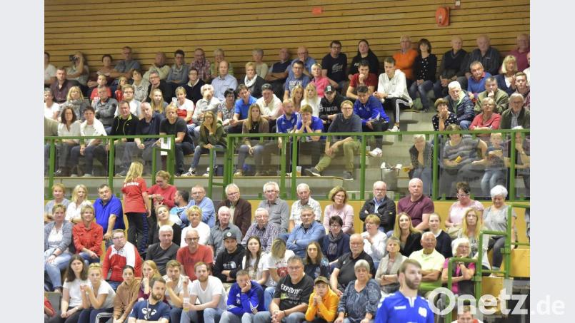 Mehr als 600 Zuschauer sahen in der Sulzbacher Krötensee Halle das Nachbarderby in der Bezirksoberliga zwischen dem HC Sulzbach und der SG Auerbach/Pegnitz. Jetzt hoffen die Auerbacher auf eine ähnlich volle Helmut-Ott-Halle, wenn am Sonntag, 26. Januar, das Rückspiel ansteht. Bild: Ziegler