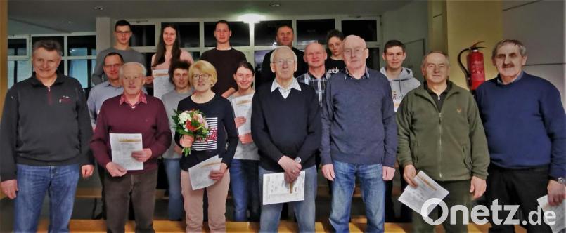 16 Gold-, sechs Silber-, ein Bronzeabzeichen: Das ist die Bilanz der Erwachsenen bei der Sportabzeichenprüfung. Die Abnahme lag in Händen der Sportabzeicherprüfer Alois Kiendl (rechts) und Marianne Decker (vorne, Dritte von links). Bild: twi
