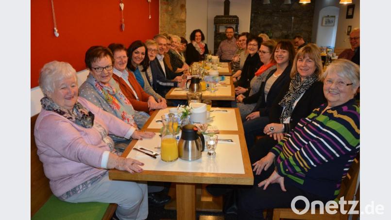 Gut besucht war im Mehrgenerationenhaus ein Frauenfrühstück der CSU-Kandidatinnen, wo sie sich und ihre Ziele vorstellten. Anschließend wurde fleißig über aktuelle politische Themen diskutiert. Hahn im Korb war CSU-Landratskandidat Roland Grillmeier. Bild: jr