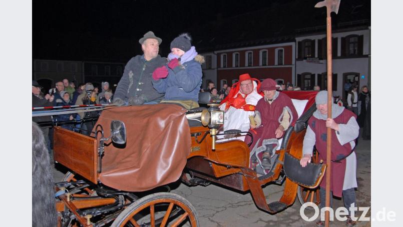 Keine Mühe scheuen die Organisatoren, um die Ankunft des Gesandten des Kaisers Karl IV. wirkungsvoll darzustellen. Der kaiserliche Gesandte (Rudi Lang) und der Erzbischof von Prag (Pfarrer Sven Grillmeier) fahren sogar in einer Kutsche vor. Bild: ow
