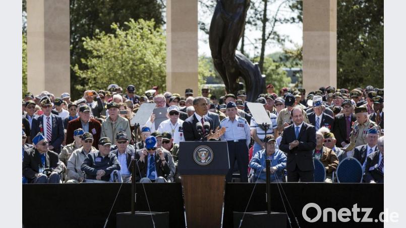John J. Trzaskos (vorne, links) mit anderen Veteranen bei der Gedenkfeier zum 70. Jahrestag des D-Days. Am Rednerpult der damalige Präsident Barack Obama. Bild: Etienne Laurent/epa/dpa