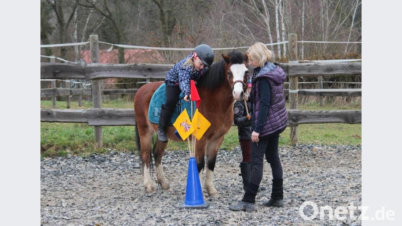 Die Fahne in das Hütchen stecken - und das vom Rücken des Ponys aus. Manchmal ist das eine ganz schön wackelige Angelegenheit. Bild: sfo