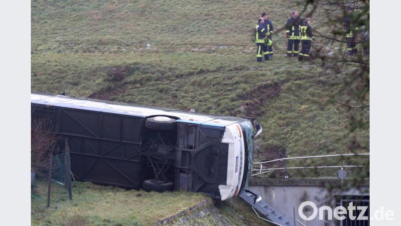 Rettungskräfte stehen neben einem bei Eisenach verunglückten Schulbus. Bild: WichmannTV/dpa