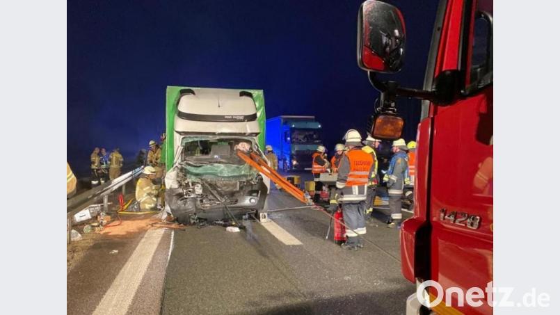 Ein schwerer Unfall hat sich am Donnerstagmorgen auf der A6 bei Amberg ereignet: Ein Kleinlaster fuhr auf einen Lkw auf. Darauf fuhr ein weiteres Fahrzeug auf. Bild: exb/Blödt