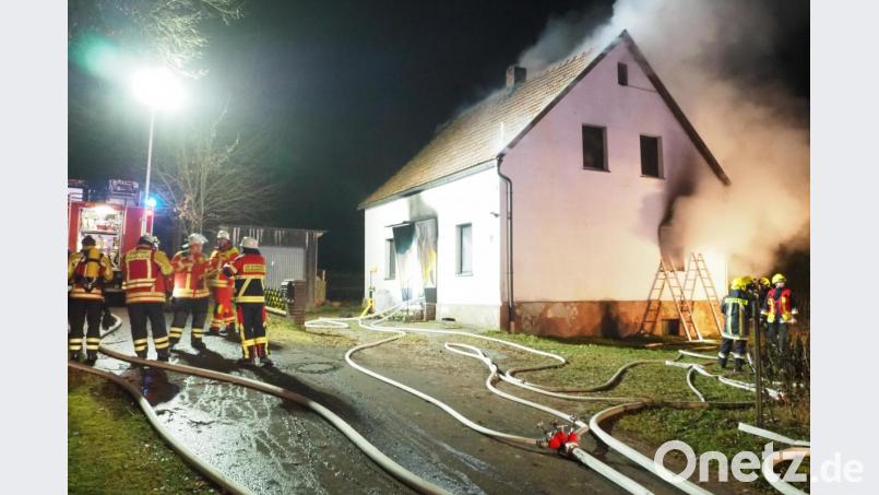 Die Treppe in den ersten Stock war laut Kreisbrandmeister völlig verkohlt, die Feuerwehren mussten sich anderweitig Zugang verschaffen. Bild: bl