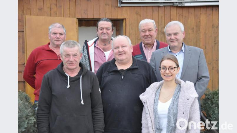 Den Führungsteam des Schäferhundevereins gehören künftig neuer Zweiter Vorsitzender Walter König, Übungswart Peter Franke, Jugendwartin Katrin Scherle (vone von links), Ehrenvorsitzender und Kassenprüfer Alfons Scherle, Vorsitzender Stefan Winkler sowie Schriftführer und Kassier Eberhard Besold (hinten von links). Die Neuwahlen leitete Bürgermeister Günter Kopp (hinten rechts). Bild: ak