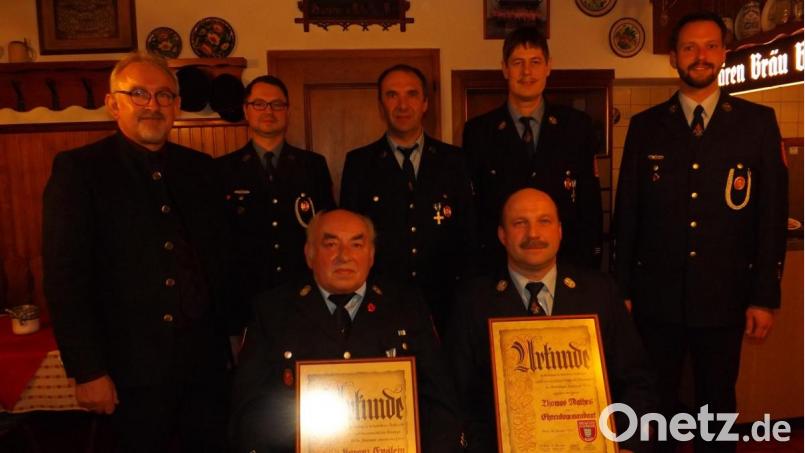 Bürgermeister Rudolf Schopper (stehend, von links), 2. Kommandant Andreas Franz, 1. Vorsitzender Thomas Stock, 2. Vorsitzender Bernhard Weidner und 1. Kommandant Stefan Stangl gratulieren Ehrenvorsitzendem Lorenz Enslein und Ehrenkommandanten Thomas Mathes (sitzend, von links) zur Auszeichnung. Bild: trj