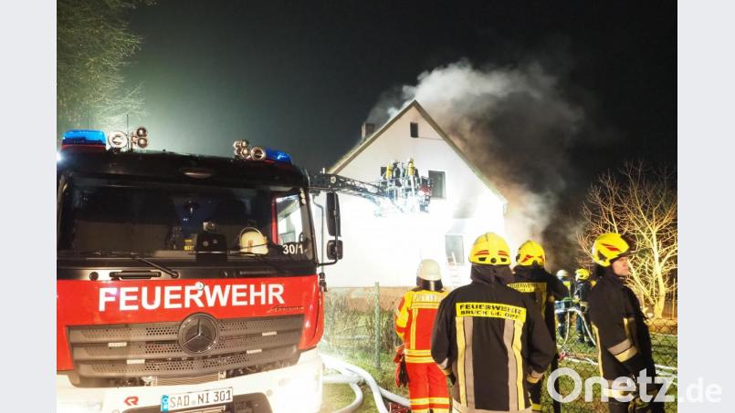 Es qualmte noch deutlich, als die Drehleiter zum Einsatz kam. Bild: bl