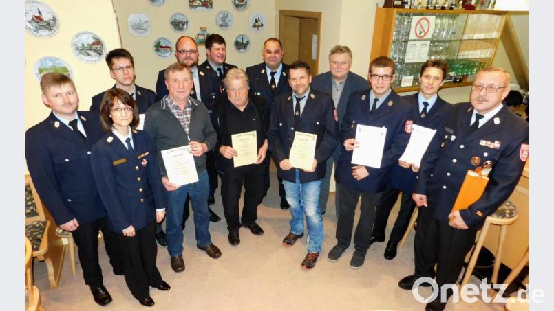 Urkunden erhielten Markus Schindler (30 Jahre Treue), Günther Haberstroh (50), Hartmut Schindler (50). Die Truppmannausbildung absolvierten erfolgreich Dominik Tanner, Hannes Hartmann (mit Urkunde von links) und Jonas Günthner (dritter von links). Für 32 Jahre konstruktive Zusammenarbeit erhielt Kreisbrandmeister Karlheinz Sehnke a. D. (rechts) einen Gutschein. Ihnen dankten und gratulierten Kreisbrandmeister Jürgen Küffner, Kreisbrandinspektorin Kerstin Schmidt (von links), Kommandant Florian Wallor, sein Stellvertreter Bernd Schindler (Fünfter und Sechster von links), Vorsitzender Fritz Tanner (Mitte) und Bürgermeister Manfred Porsch (Vierter von rechts). Bild: hai