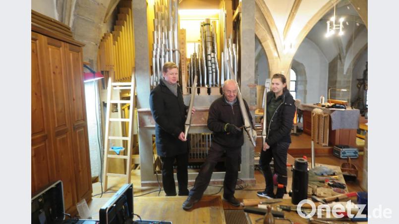 Stadtpfarrer Thomas Kraus (links) überzeugte sich persönlich vom Verlauf der Sanierungsarbeiten, die die beiden Mitarbeiter Michael Becker und Yasmin Portius gewissenhaft erledigen. Bild: jzk