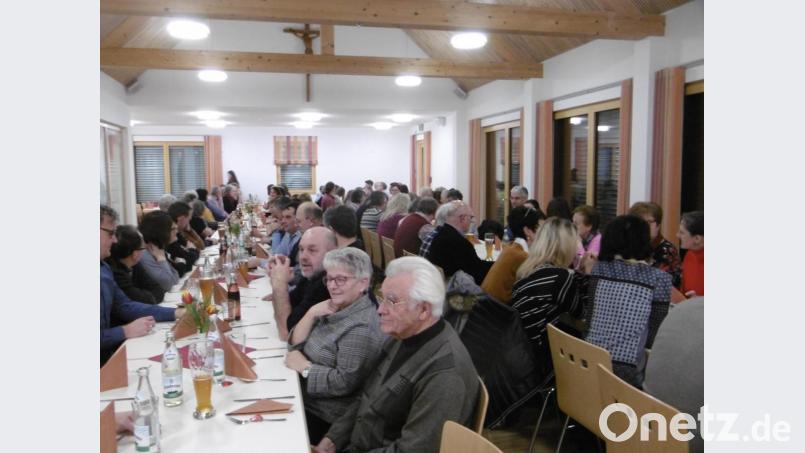 Mehr als 90 Mitarbeiter der Kirchengemeinde finden sich beim harmonischen Dankeschönessen ein. Bild: rgl