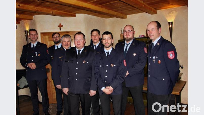 Die geehrten Feuerwehrangehörigen mit den Führungskräften (von links): Bürgermeister Roman Berr, Christian Hubler, Kreisbrandinspektor Hans Sperber, Oliver Herbst, Vorsitzender Harald Heinl, Alexander Roth, Hans Zäch und Kommandant Peter Appel. Bild: ds