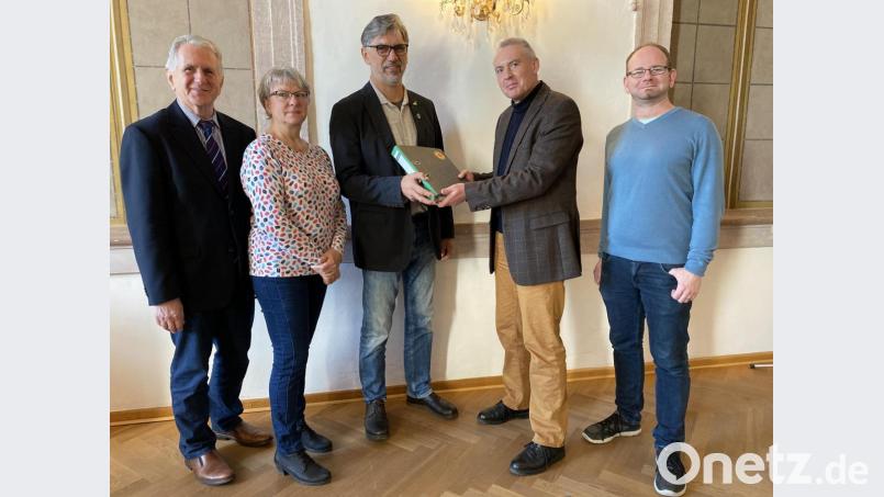 Der Grünen-Landratskandidat Johann Mayer (Mitte) überrreicht dem stellvertretenden Wahlleiter Martin Koppmann (Zweiter von rechts) die Unterlagen; mit im Bild der Parksteiner Bürgermeisterkandidat Martin Völkl, Kreisrätin Sonja Reichold und Kreistagskandidat Hermann Scharl (von rechts). Bild: eig