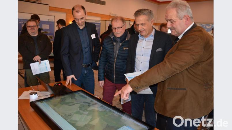 Die Bürgermeister Johann Burger, Roland Grillmeier und Max Bindl (von rechts) informierten sich beim Bürgerforum vor Ort. Bild: jr