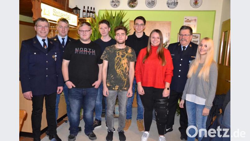 Über sechs Neuzugänge bei der Feuerwehr Ödpielmannsberg freuen sich Vorsitzender Hermann Ach und stellvertretender Kommandant Christian Bayerl (von links) sowie Kreisbrandmeister Thomas Kleber (rechts). Bild: gi
