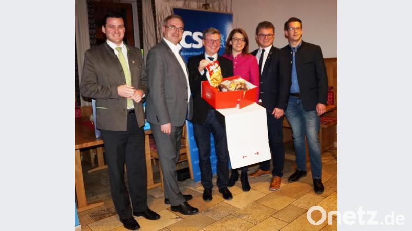 CSU-Ortsvorsitzender Thomas Albang und Bürgermeister Martin Birner (von rechts) überreichten an Staatsminister Bernd Sibler (Dritter von links) Chips und Gummibärchen aus Neunburg als Geschenk. Über den Besuch des Ministers freuten sich (von links) Landrat Thomas Ebeling, MdL Alexander Flierl und Martina Engelhardt-Kopf. Bild: weu