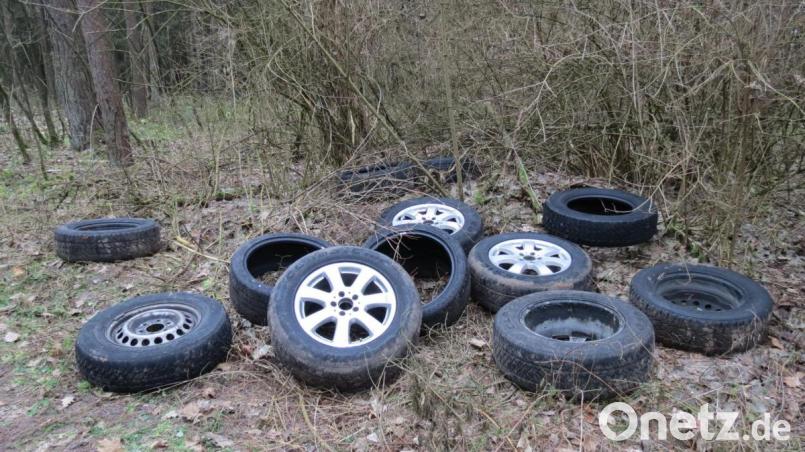 Wer kann Hinweise auf den Vorbesitzer dieser Reifen geben? Hinweise nimmt die Polizeiinspektion Sulzbach-Rosenberg entgegen. Bild: Polizei