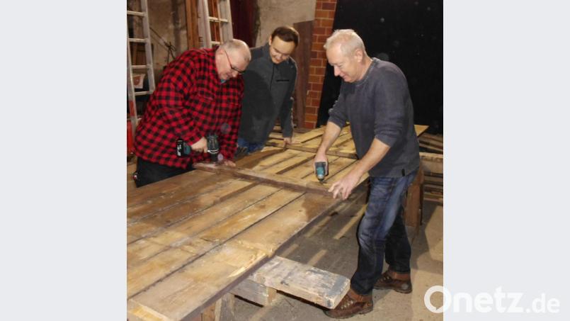 Roland Fritsch, Ludwig Koller und Erhard Ackermann (v. l.) haben schon längst mit dem Bühnenbau begonnen. In ihrer Freizeit sägen, zimmern, hämmern und schrauben wie, um die neuen Bühnenelemente zu fertigen. Davon wird jede Menge gebraucht, da das komplette Bühnenbild neu erstellt werden muss. Bild: u